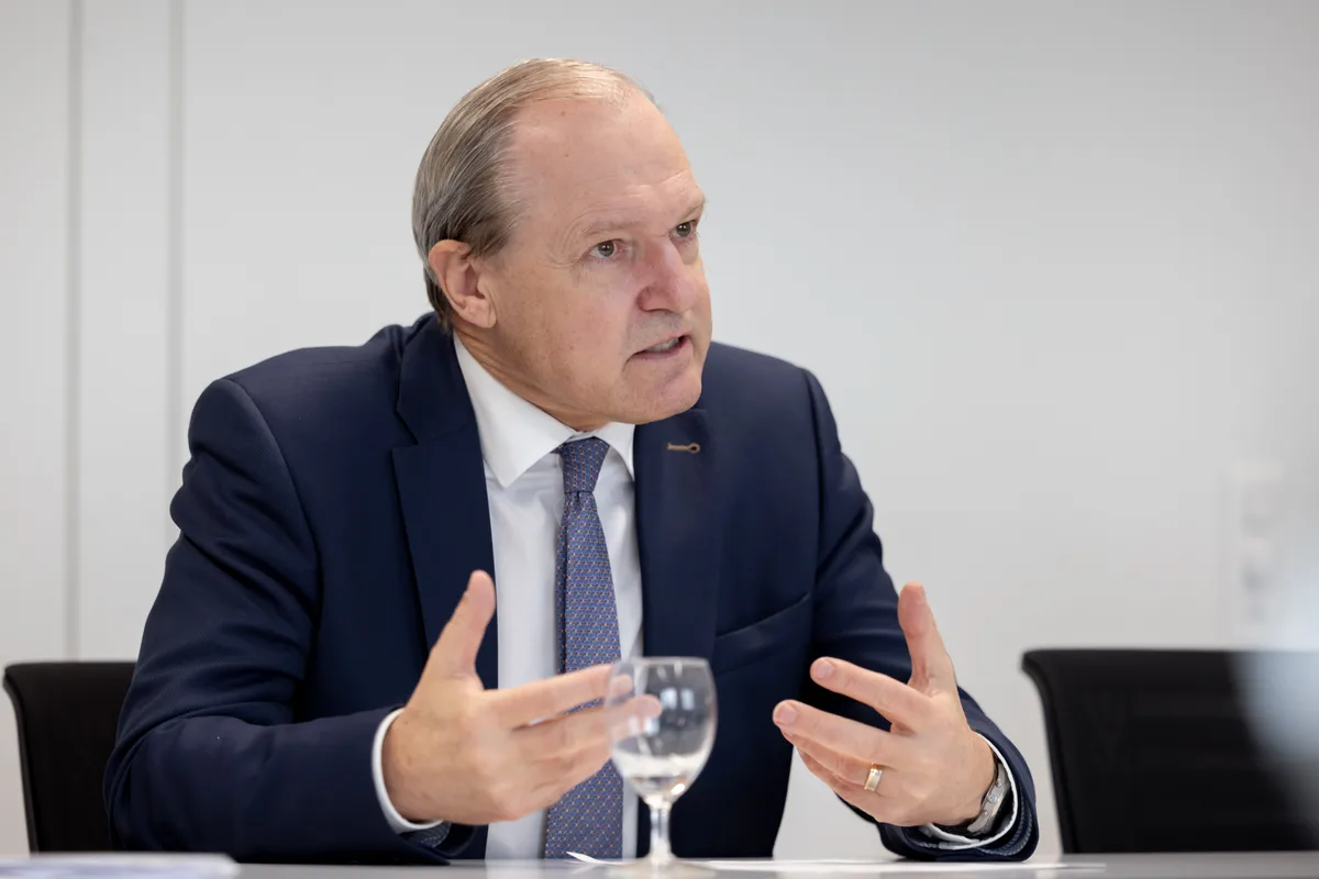 Jörg Kündig ist seit dem 1. Mai 2009 Verwaltungsratspräsident beim GZO Spital Wetzikon. Ein Mann sitzt hinter einem Tisch.